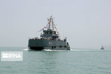 Dena destroyer, Shahin minesweeper join Iran navy units