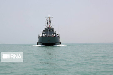 Dena destroyer, Shahin minesweeper join Iran navy units