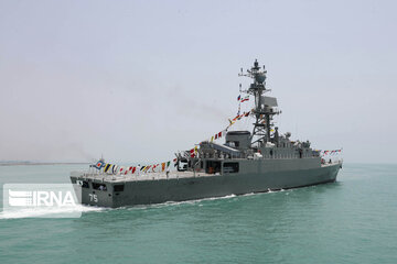 Dena destroyer, Shahin minesweeper join Iran navy units