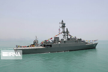 Dena destroyer, Shahin minesweeper join Iran navy units