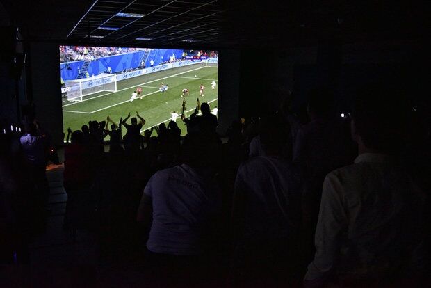 پخش زنده بازی ایران و عراق در آمفی‌تئاتر روباز باغ کتاب