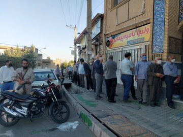 مردم آذربایجان‌غربی پیش از آغاز رای‌گیری جلو درب شعبه‌ها به صف شده‌اند