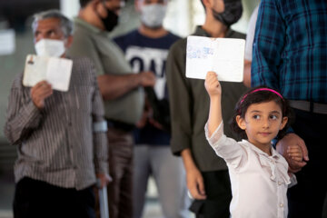 حضور پر شور مردم شهر کرمانشاه در پای صندوقهای اخذ رای