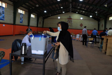 حضور پرشور زنان در پای صندوق های رای