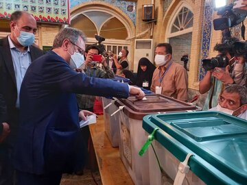 استاندار تهران رای خود را به صندوق انداخت
