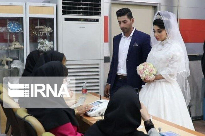 عروس و داماد سقزی روز اول زندگی را با شرکت در انتخابات شروع کردند