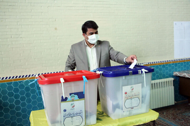 دکتر طالبی استاندار یزد رای خود را به صندوق انداخت