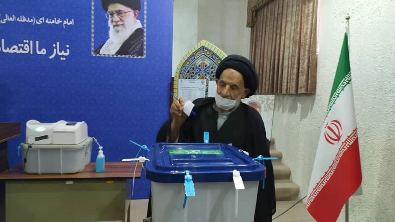 نماینده ولی فقیه در خراسان جنوبی رای خود را به صندوق انداخت