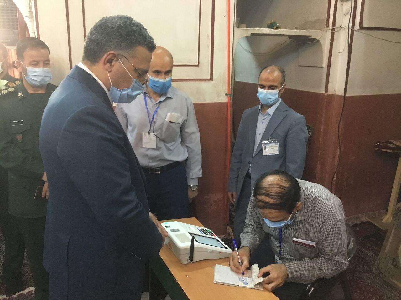  صفوف پرشور مردم پای صندوق های رای لبیک به ندای رهبری است