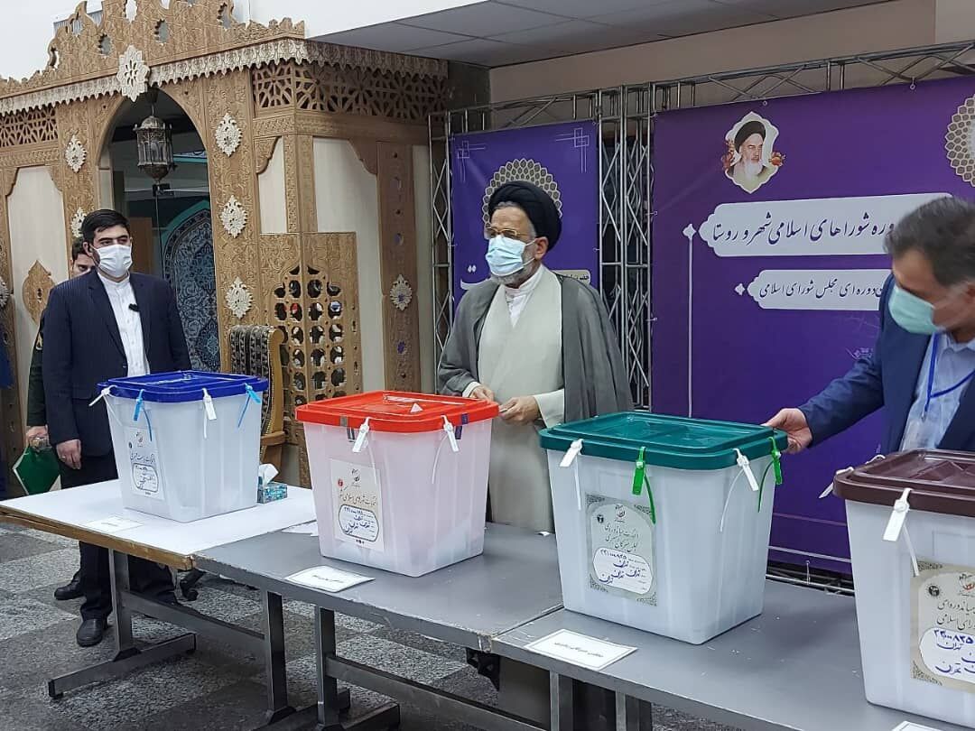 وزیر اطلاعات رای خود را به صندوق انداخت