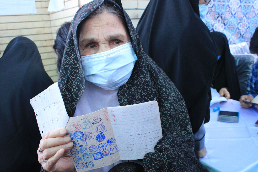 خانم مسن کرمانی: برغم گلایه از مشکلات در انتخابات شرکت کردم 