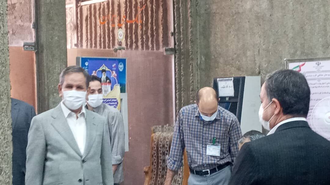 مردم کسی را انتخاب کنند که بتواند مشکلات داخلی و خارجی را حل کند 