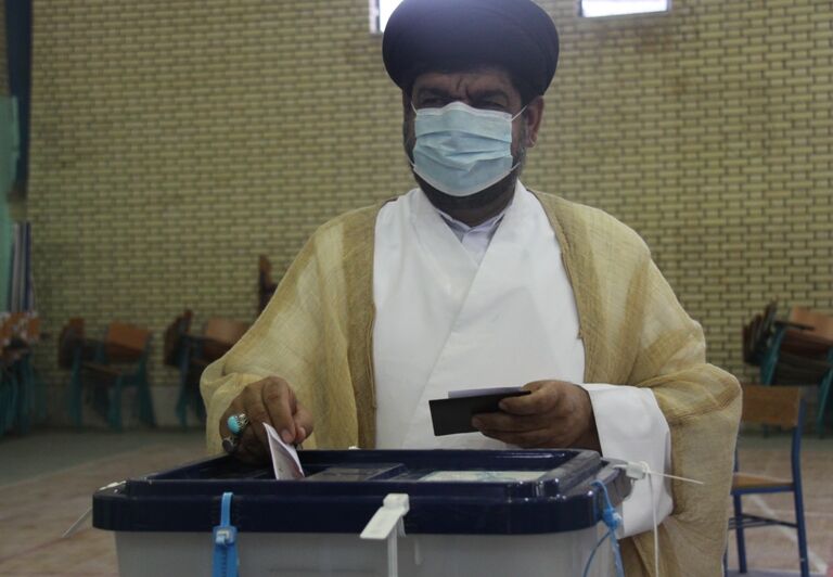 امام جمعه گناوه: رای مردم سرنوشت کشور را رقم می‌زند 