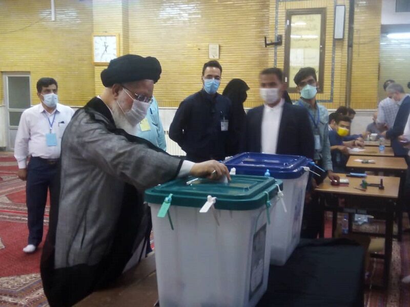 نماینده ولی فقیه در خراسان رضوی رای خود را به صندوق انداخت