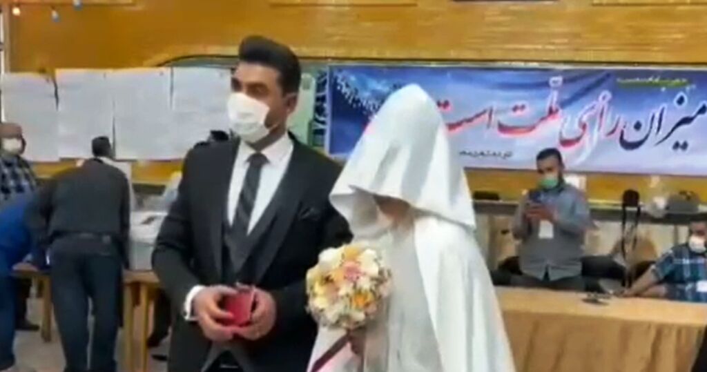 عروس و داماد کرجی رای خود را به صندوق انداختند
