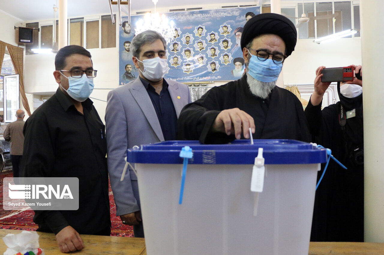 حضور امام جمعه تبریز در شعبه اخذ رأی