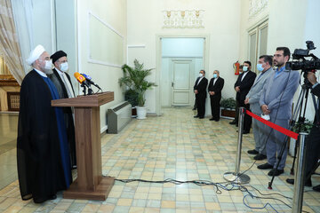 Iran : en image la rencontre du Président sortant, Hassan Rohani, avec le vainqueur de la Présidentielle, Ebrahim Raïssi