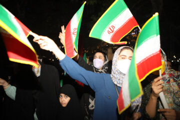 شادی شهروندان مشهدی پس از اعلام نتایج انتخابات ریاست جمهوری