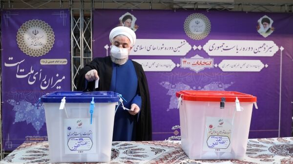 دکتر روحانی رای خود را به صندوق انداخت/ بازدید از ستاد انتخابات کشور دکتر روحانی رای خود را به صندوق انداخت/ بازدید از ستاد انتخابات کشور