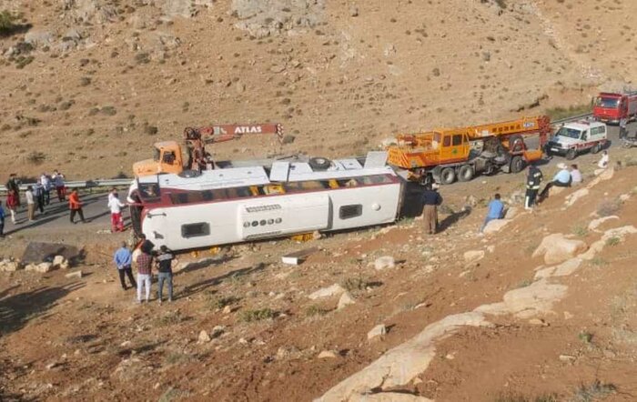 ۶ نفر از مصدومان حادثه واژگونی اتوبوس به بیمارستان ارومیه منتقل شدند