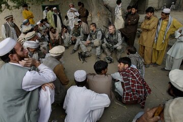 آمریکا همکاران افغانی خود را به کشور سوم منتقل می‌کند
