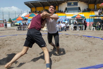 Le championnat d’Iran de Beach Wrestling, la lutte sur sable, sur la plage