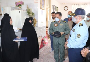 فرمانده نیروی هوایی ارتش با خانواده شهید خلبان نامنی دیدار کرد
