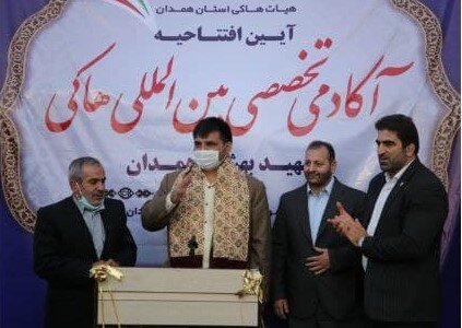 پیشکسوتان باستانی همدان به حسین رضازاده شال پهلوانی اهدا کردند