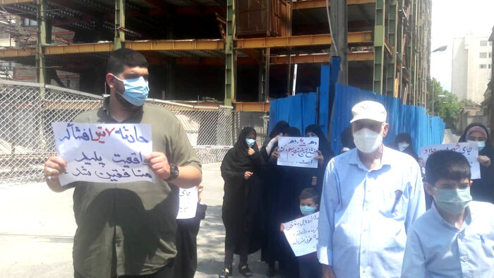 بازماندگان شهدای هفتم تیر در مقابل سفارت فرانسه تجمع کردند