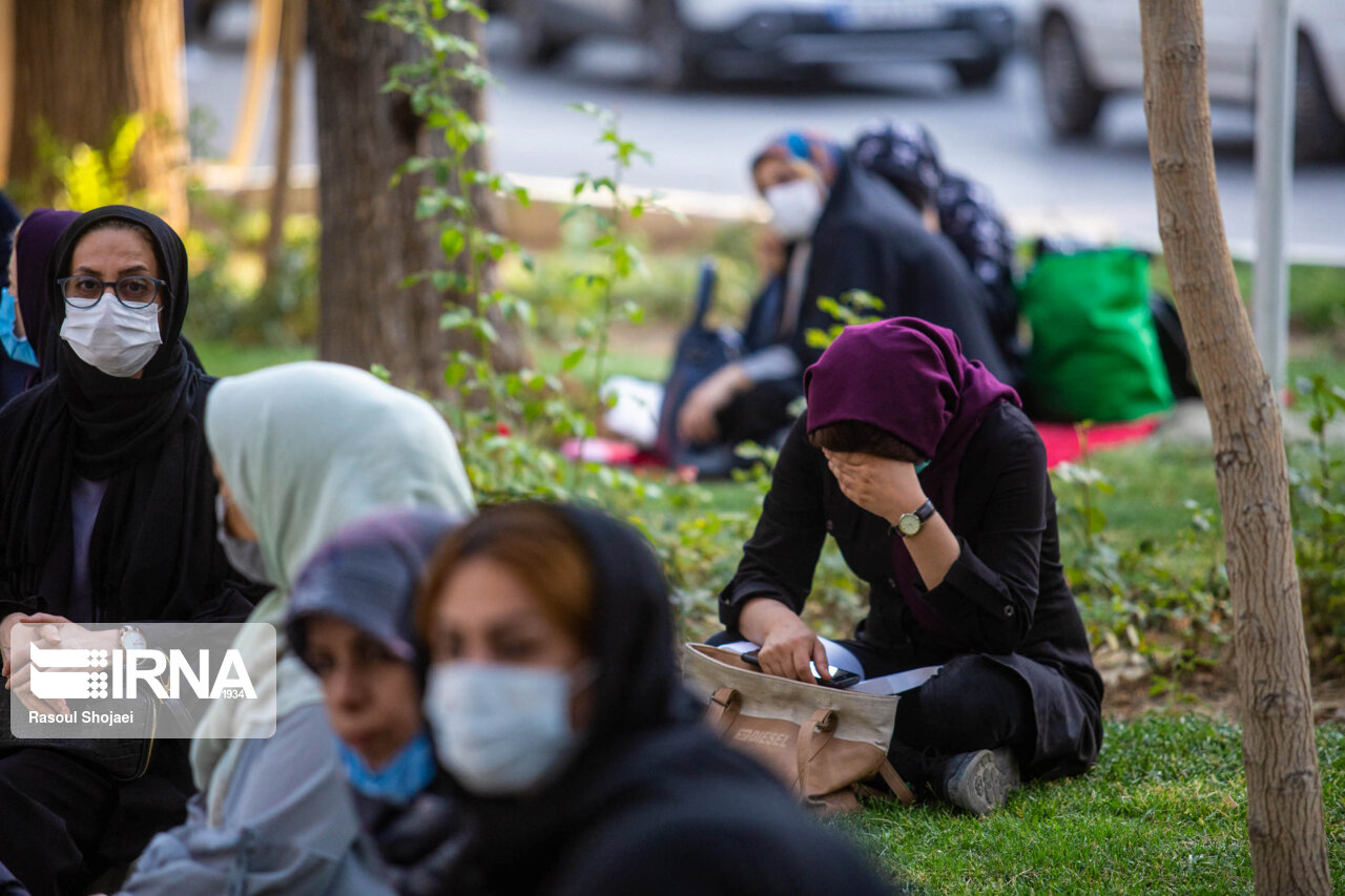 رقابت دانش‌آموزان و خانواده‌هایی منتظر پشت درهای محل برگزاری کنکور