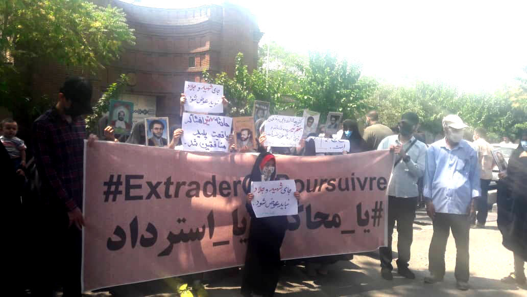 بازماندگان شهدای هفتم تیر مقابل سفارت فرانسه تجمع کردند