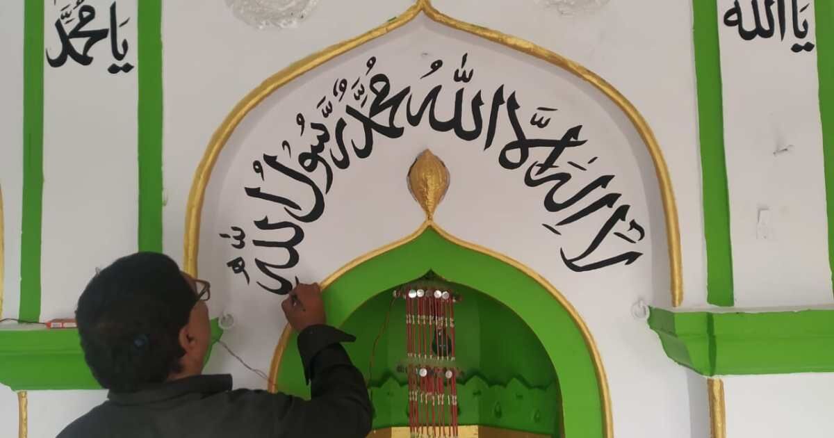 هنرمند هندی بیش از ۲۰۰ مسجد را تزئین کرد 