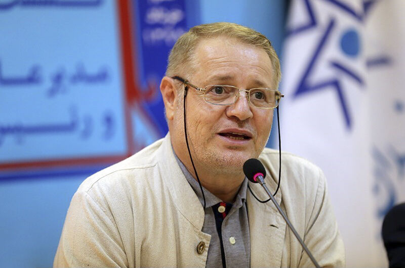 توقع امیدبخشی در جامعه از هنرمندان، انتظار غریبی است