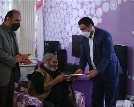 گواهینامه درجه یک هنری به عباس خوش‌عمل اعطا شد