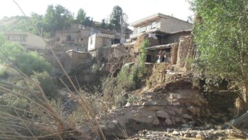 بازدید مسئولان تکاب از روستای سیل‌زده آقدره