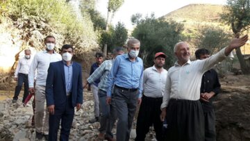 بازدید مسئولان تکاب از روستای سیل‌زده آقدره