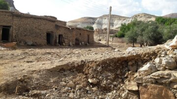 بازدید مسئولان تکاب از روستای سیل‌زده آقدره