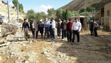 بازدید مسئولان تکاب از روستای سیل‌زده آقدره