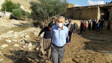 بازدید مسئولان تکاب از روستای سیل‌زده آقدره