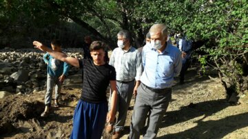 بازدید مسئولان تکاب از روستای سیل‌زده آقدره