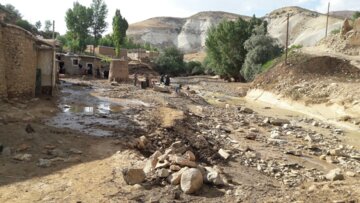 بازدید مسئولان تکاب از روستای سیل‌زده آقدره