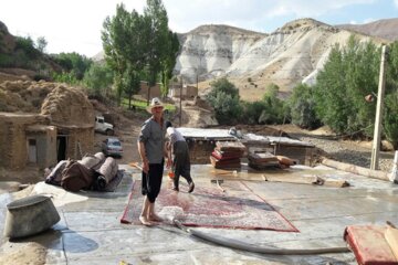 جریان زندگی در روستای سیل‌زده آقدره تکاب