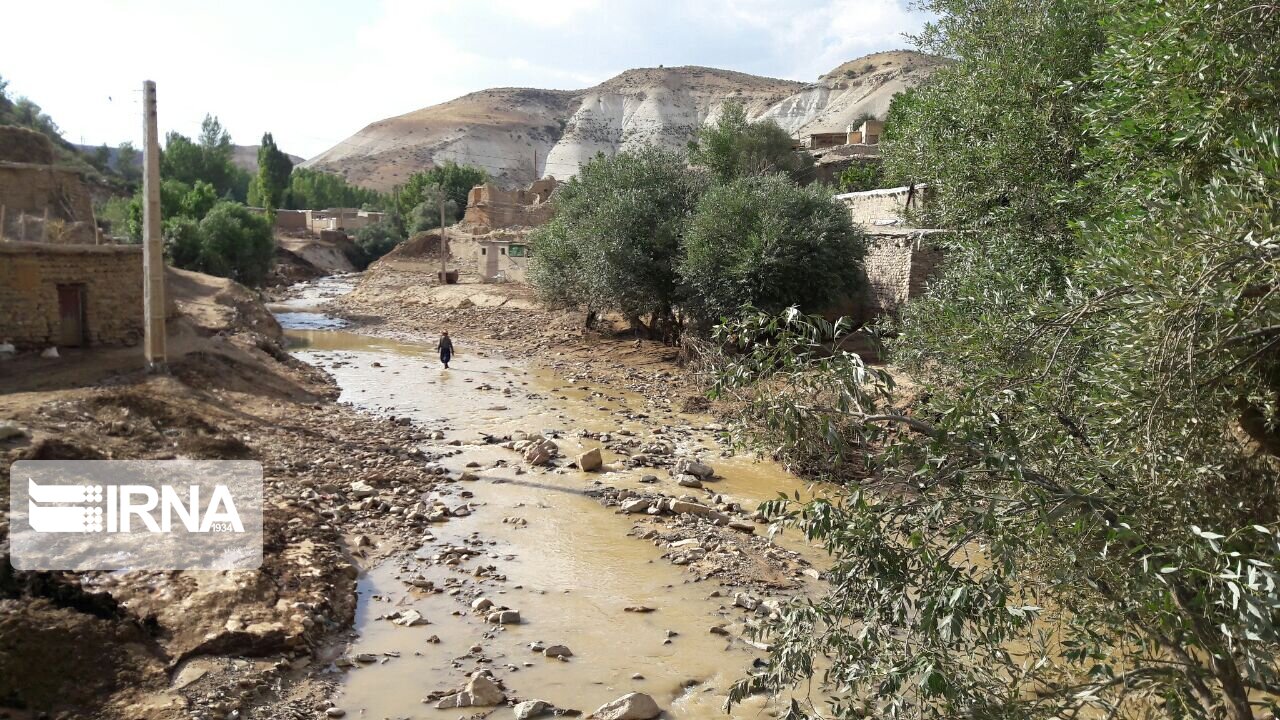 مسیر ارتباطی ۱۷ روستای خوی در اثر سیل بسته شد