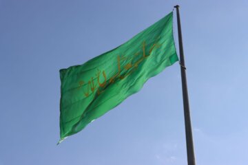 پرچم مزین به نام امام علی(ع) در میدان پژوهش همدان به اهتزاز درآمد