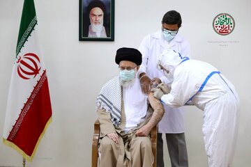 L’Ayatollah Khamenei reçoit sa deuxième dose du vaccin iranien contre la COVID-19
