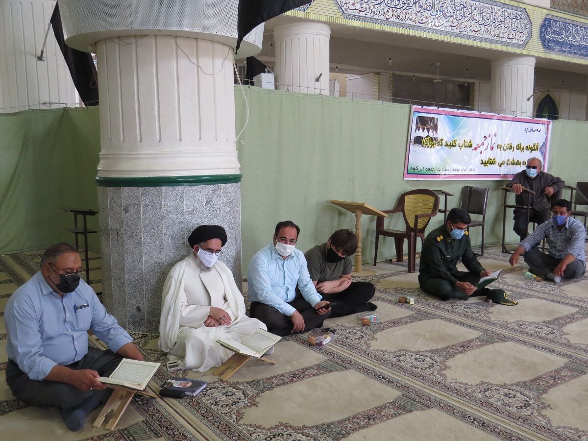 آیین بزرگداشت فعال فضای مجازی و خانواده‌اش در ابرکوه برگزار شد