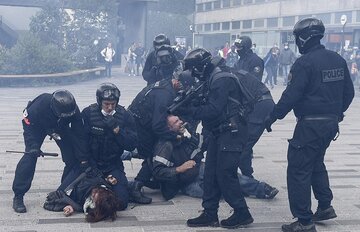 گاز اشک‌آور، پاسخ پلیس فرانسه به معترضان محدودیت‌های کرونایی