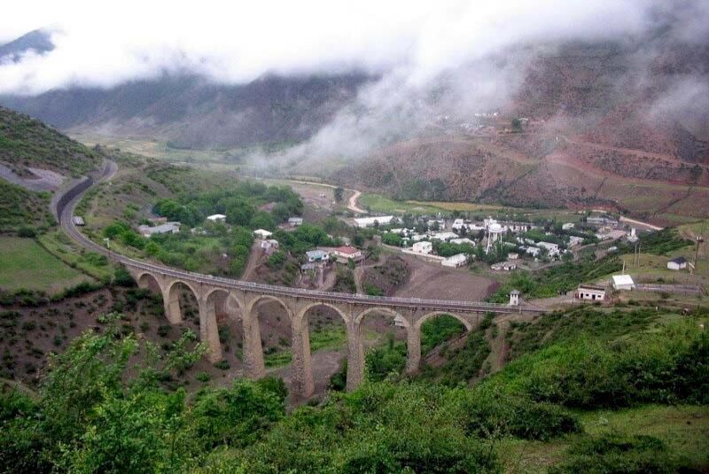 Railway highlights Iran's contemporary architecture, industry
