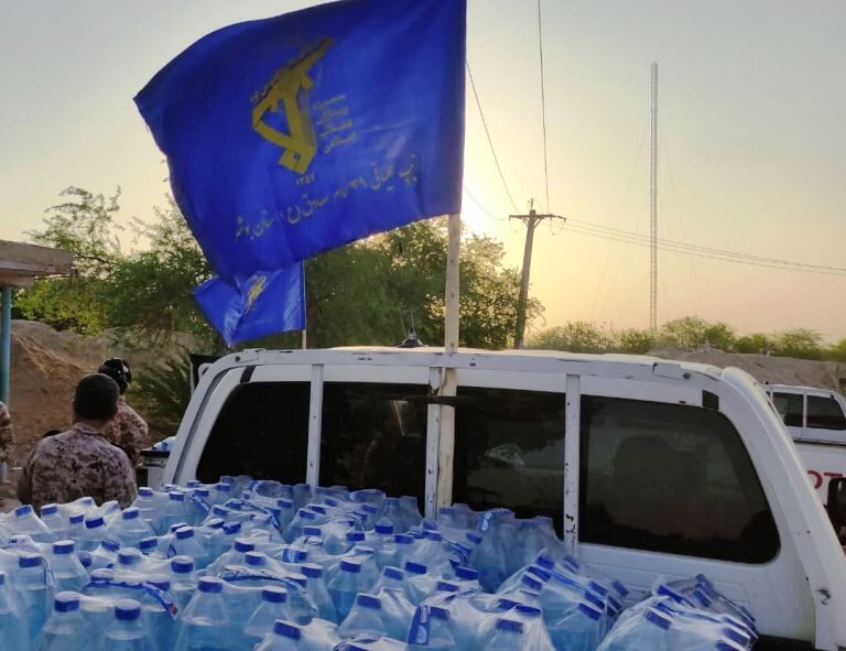 تیپ امام صادق(ع) سپاه پنج هزار بطری آب آشامیدنی در آبادان توزیع کرد