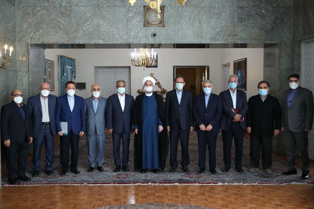 Rouhani hails cabinet economic board for role in easing sanctions impact